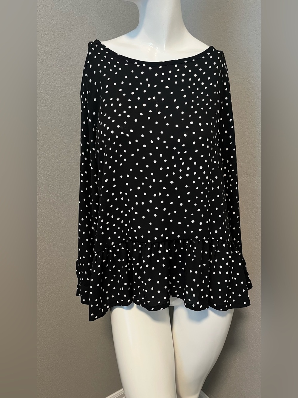 LOFT  Women’s Black & White Polka Dot Ruffle-Hem L RTS Top Blouse Size MP